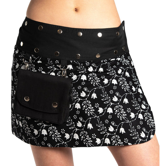 Wende-Minirock in Schwarz mit Sternen und Blumen von ufash